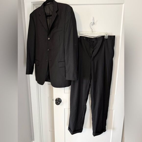 Classic Black Suit with Notched Lapels and Textured Fabric - Picture 1 of 11